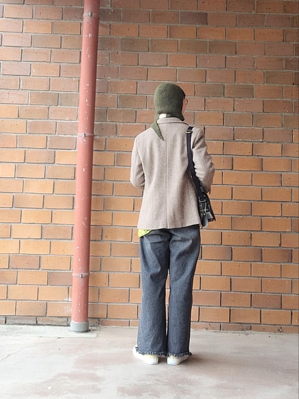 ブラウン系のテーラードジャケット、グリーン系のTシャツ/カットソー、グレー系のTシャツ/カットソーを着用したレディースの冬コーディネートの3枚目の写真