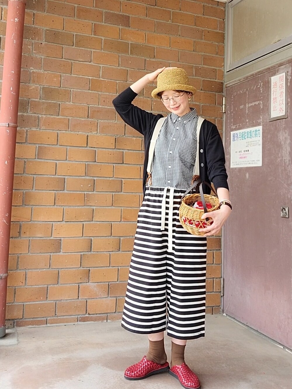 ブラック系のシャツ/ブラウス、ベージュ系のカーディガン/ボレロ、ブラック系のパンツを着用したレディースの春コーディネートの4枚目の写真