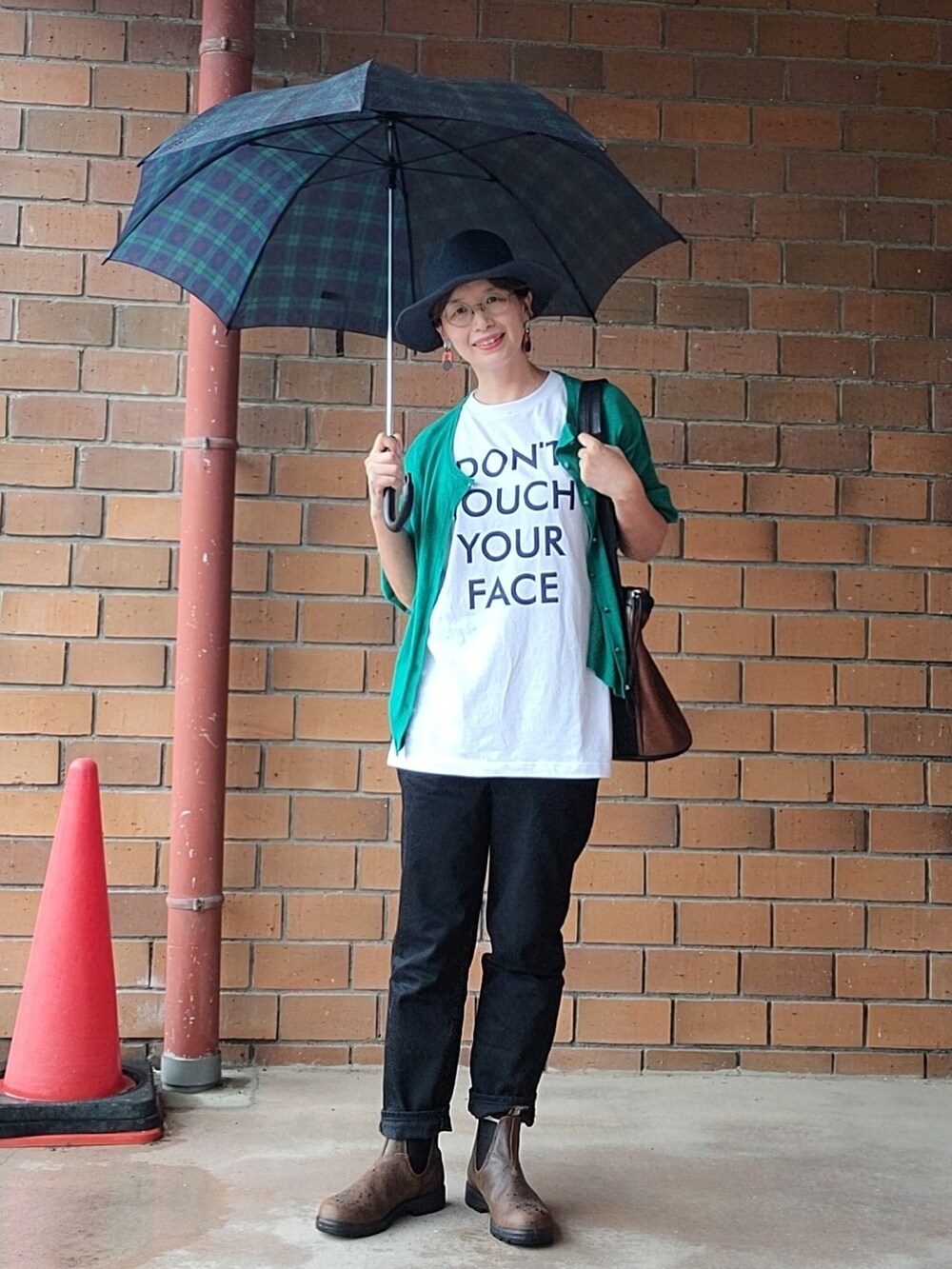 グリーン系のカーディガン/ボレロ、ホワイト系のTシャツ/カットソー、ブラウン系のブーツを着用したレディースの夏コーディネートの5枚目の写真