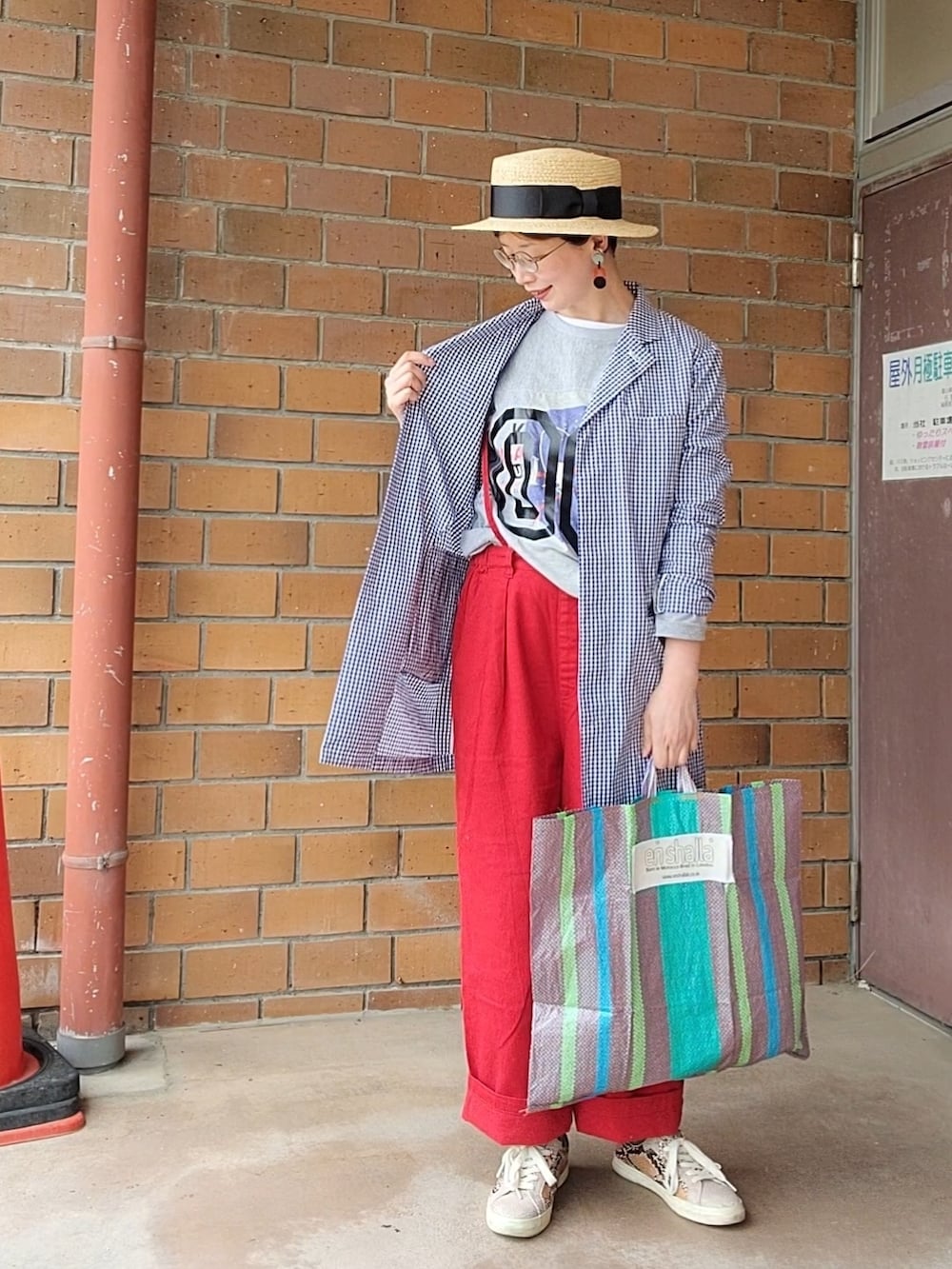 グレー系のTシャツ/カットソー、レッド系のその他パンツ、その他のトートバッグを着用したレディースの春コーディネートの4枚目の写真