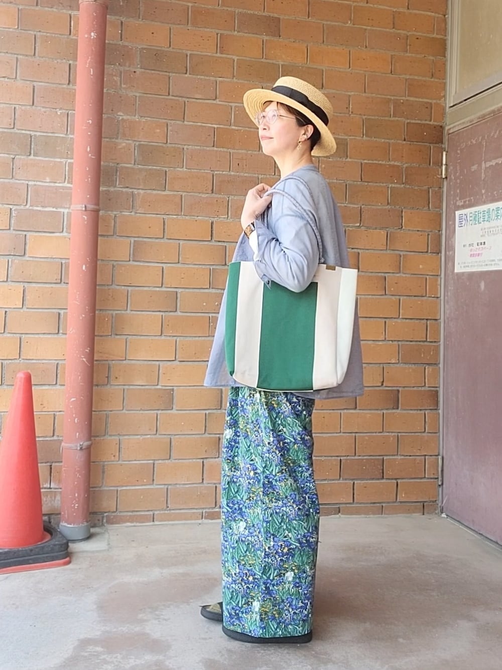 ブルー系のシャツ/ブラウス、ホワイト系のTシャツ/カットソー、ブルー系のその他パンツを着用したレディースの春コーディネートの3枚目の写真