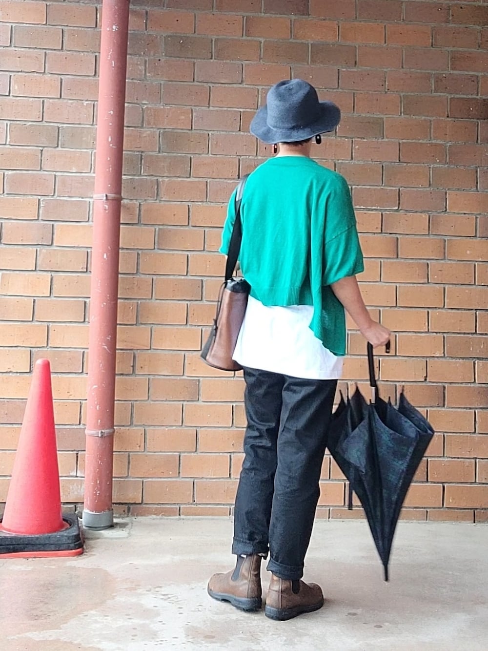 グリーン系のカーディガン/ボレロ、ホワイト系のTシャツ/カットソー、ブラウン系のブーツを着用したレディースの夏コーディネートの4枚目の写真