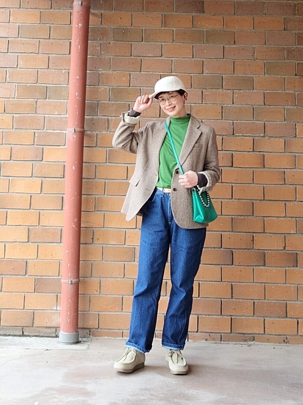 ブラウン系のテーラードジャケット、グリーン系のTシャツ/カットソー、グレー系のTシャツ/カットソーを着用したレディースの冬コーディネートの4枚目の写真