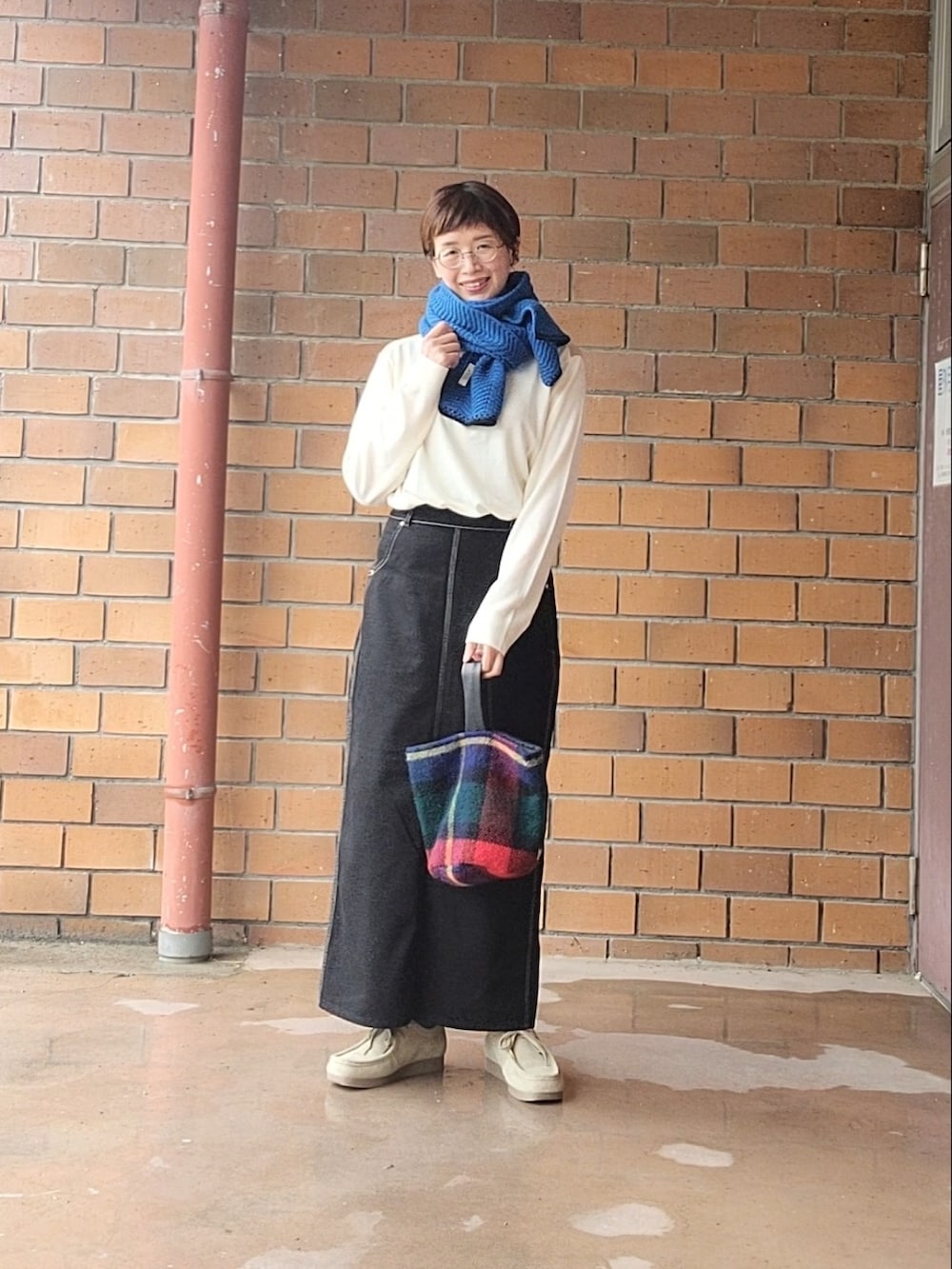 「セットアップ、UNIQLO×jwanderson、タートルネック、マキシスカート、マフラーコーデ、チェック」｜「AIGLEのロールダル スカーフ（マフラー、ブルー系）」を使った、まゆさん（レディース・167cm）の秋コーディネートの3枚目の写真