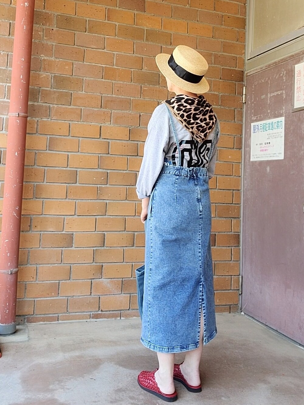 グレー系のTシャツ/カットソー、ブルー系のデニムスカート、その他のトートバッグを着用したレディースの春コーディネートの3枚目の写真