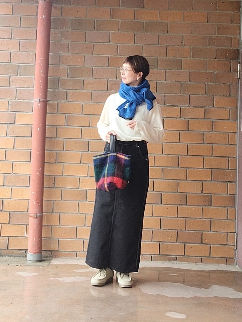 「セットアップ、UNIQLO×jwanderson、タートルネック、マキシスカート、マフラーコーデ、チェック」｜「AIGLEのロールダル スカーフ（マフラー、ブルー系）」を使った、まゆさん（レディース・167cm）の秋コーディネートの4枚目の写真