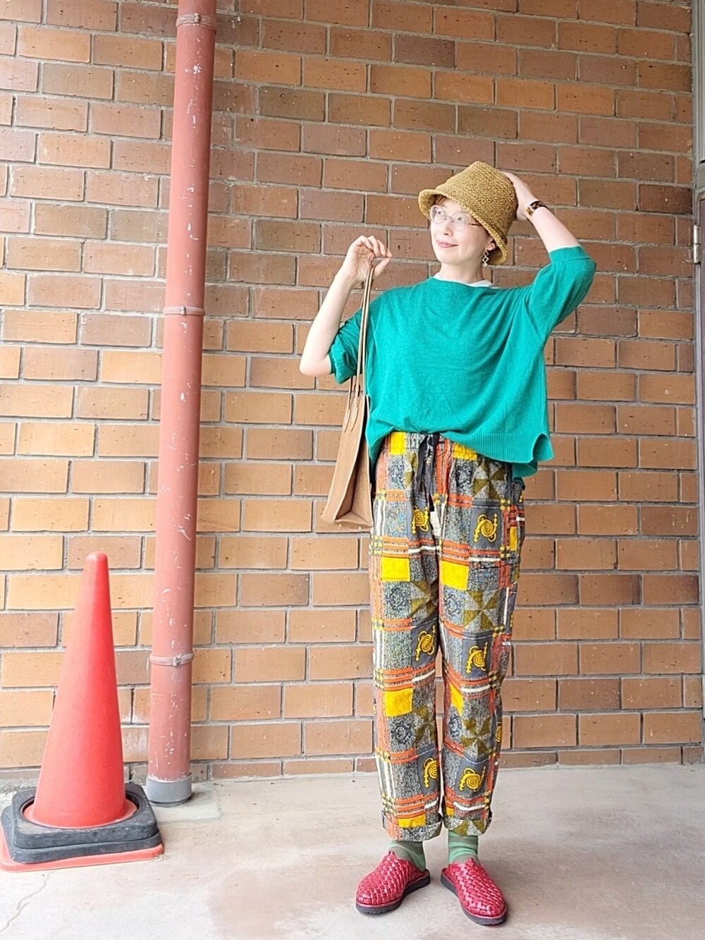 グリーン系のカーディガン/ボレロ、ブルー系のTシャツ/カットソー、その他のパンツを着用したレディースの夏コーディネートの2枚目の写真