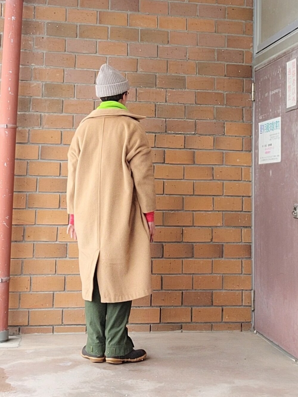 ブルー系のダッフルコート、ベージュ系のニット/セーター、ブルー系のTシャツ/カットソーを着用したレディースの冬コーディネートの4枚目の写真