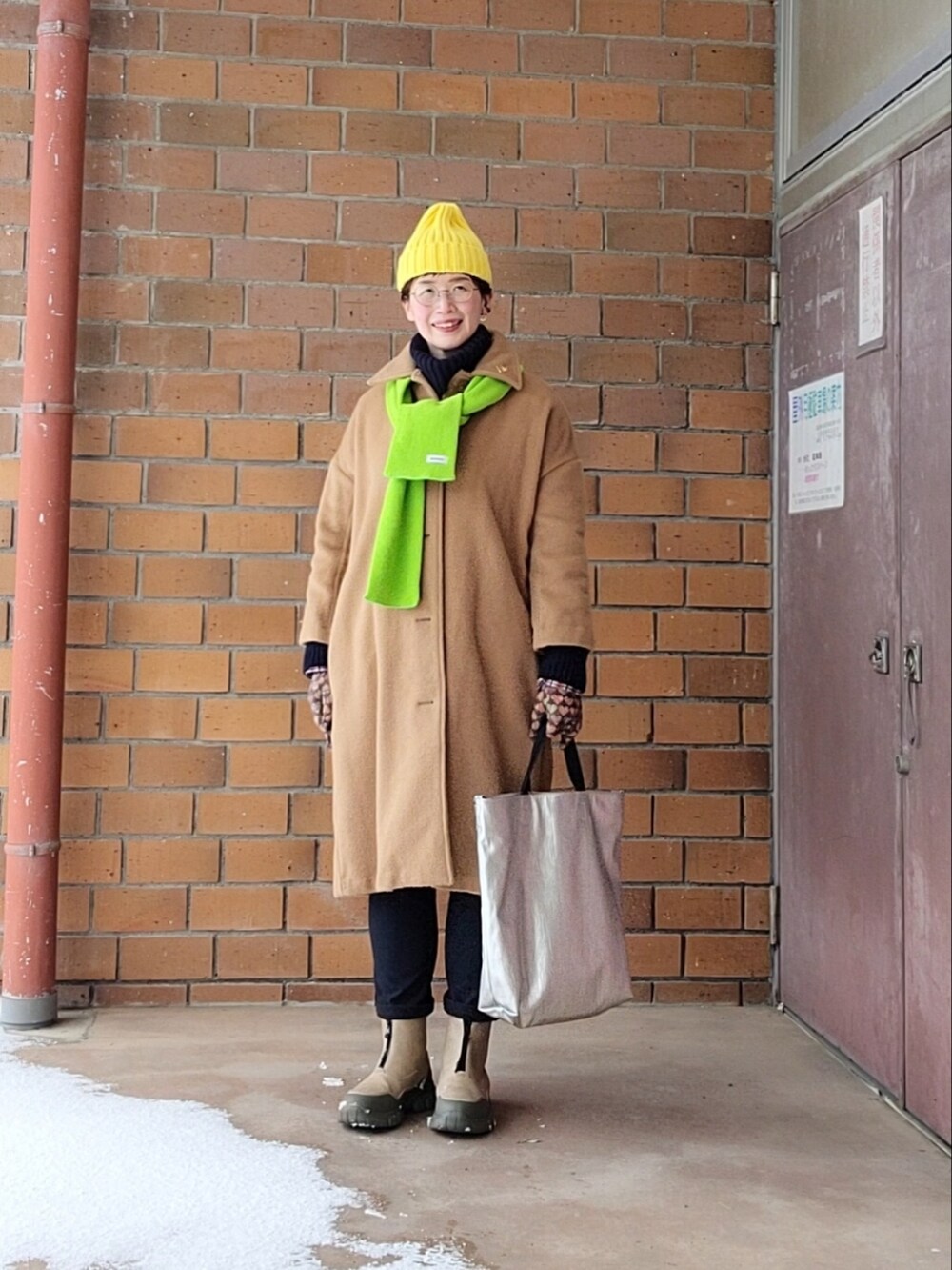 ベージュ系のステンカラーコート、ブルー系のニット/セーター、その他のシャツ/ブラウスを着用したレディースの冬コーディネートの3枚目の写真