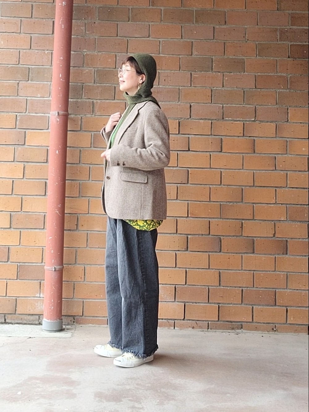 ブラウン系のテーラードジャケット、グリーン系のTシャツ/カットソー、グレー系のTシャツ/カットソーを着用したレディースの冬コーディネートの2枚目の写真