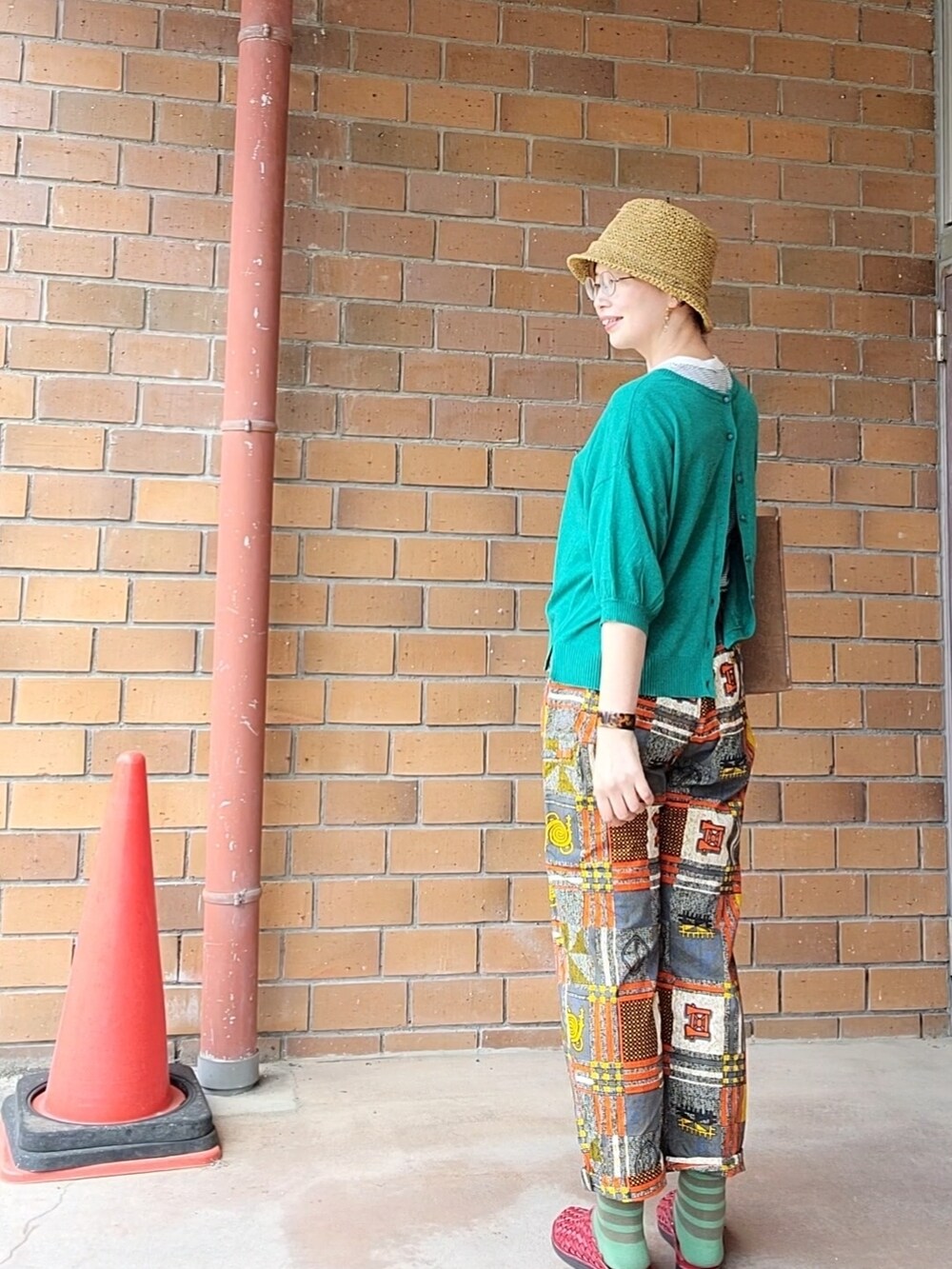 グリーン系のカーディガン/ボレロ、ブルー系のTシャツ/カットソー、その他のパンツを着用したレディースの夏コーディネートの4枚目の写真