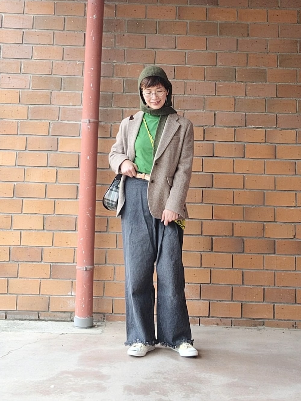 ブラウン系のテーラードジャケット、グリーン系のTシャツ/カットソー、グレー系のTシャツ/カットソーを着用したレディースの冬コーディネートの4枚目の写真