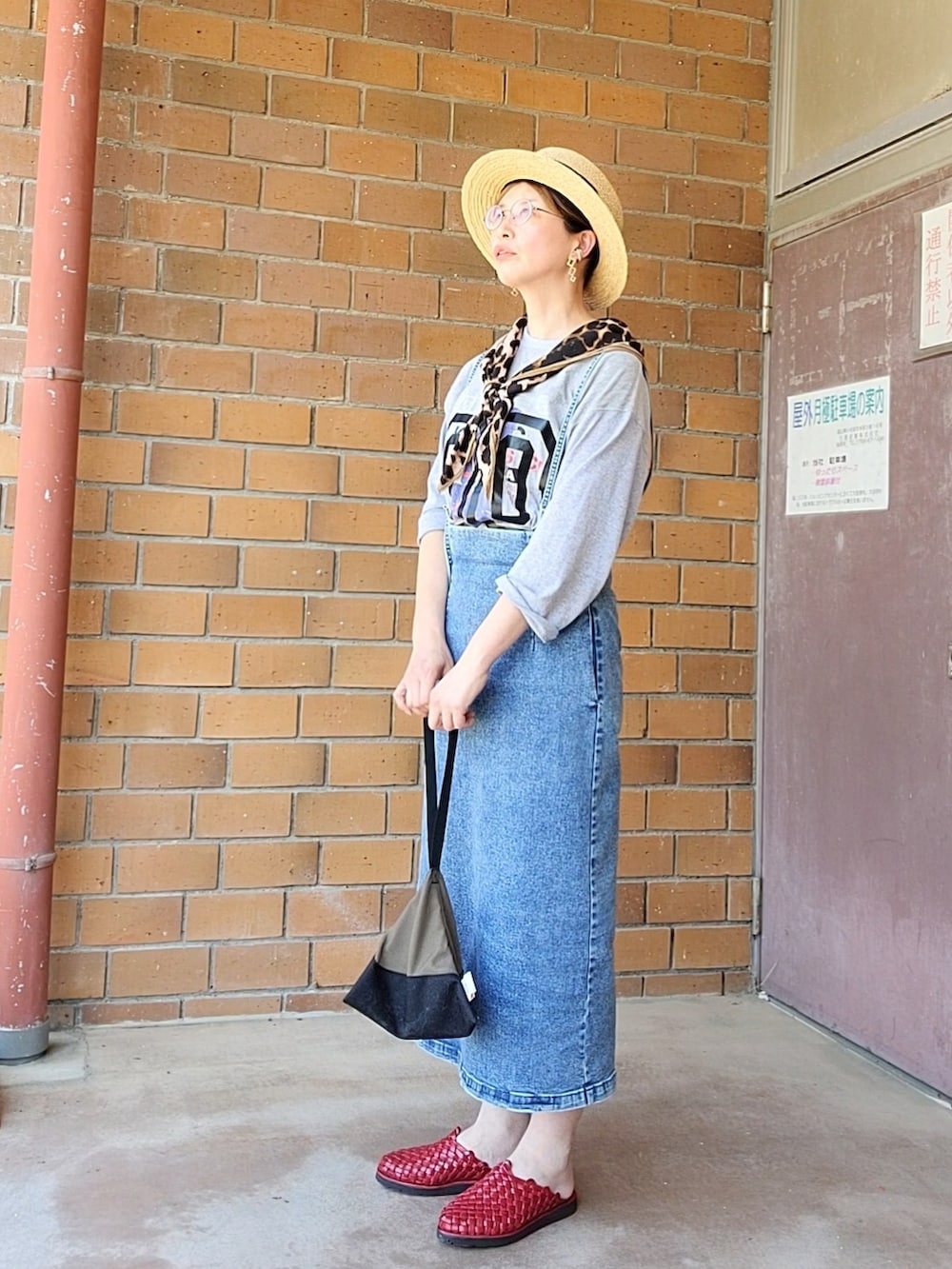 グレー系のTシャツ/カットソー、ブルー系のデニムスカート、その他のトートバッグを着用したレディースの春コーディネートの4枚目の写真