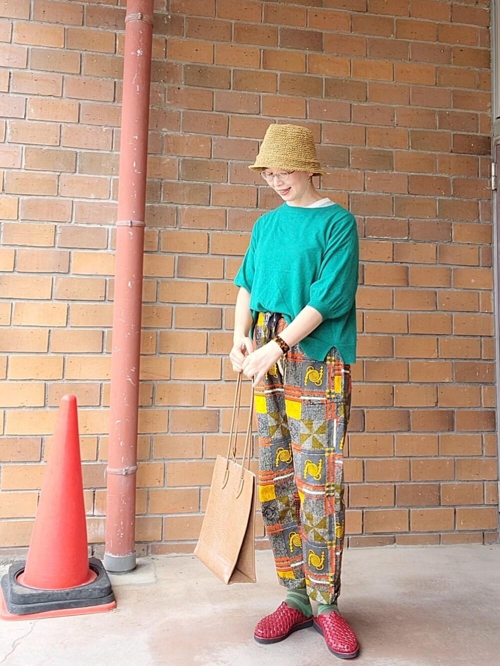 グリーン系のカーディガン/ボレロ、ブルー系のTシャツ/カットソー、その他のパンツを着用したレディースの夏コーディネートの3枚目の写真