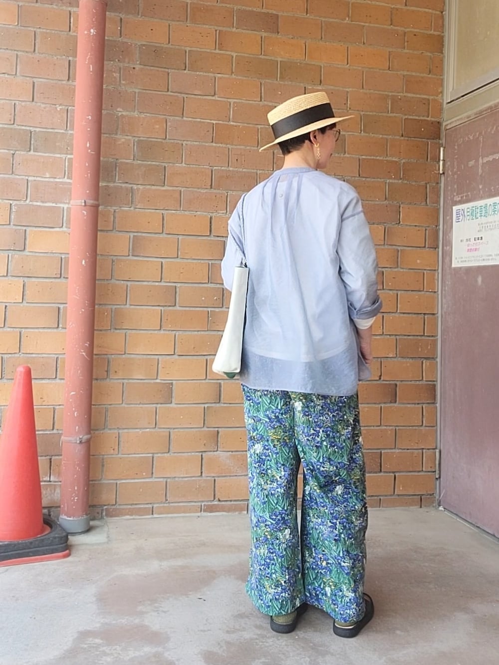 ブルー系のシャツ/ブラウス、ホワイト系のTシャツ/カットソー、ブルー系のその他パンツを着用したレディースの春コーディネートの4枚目の写真