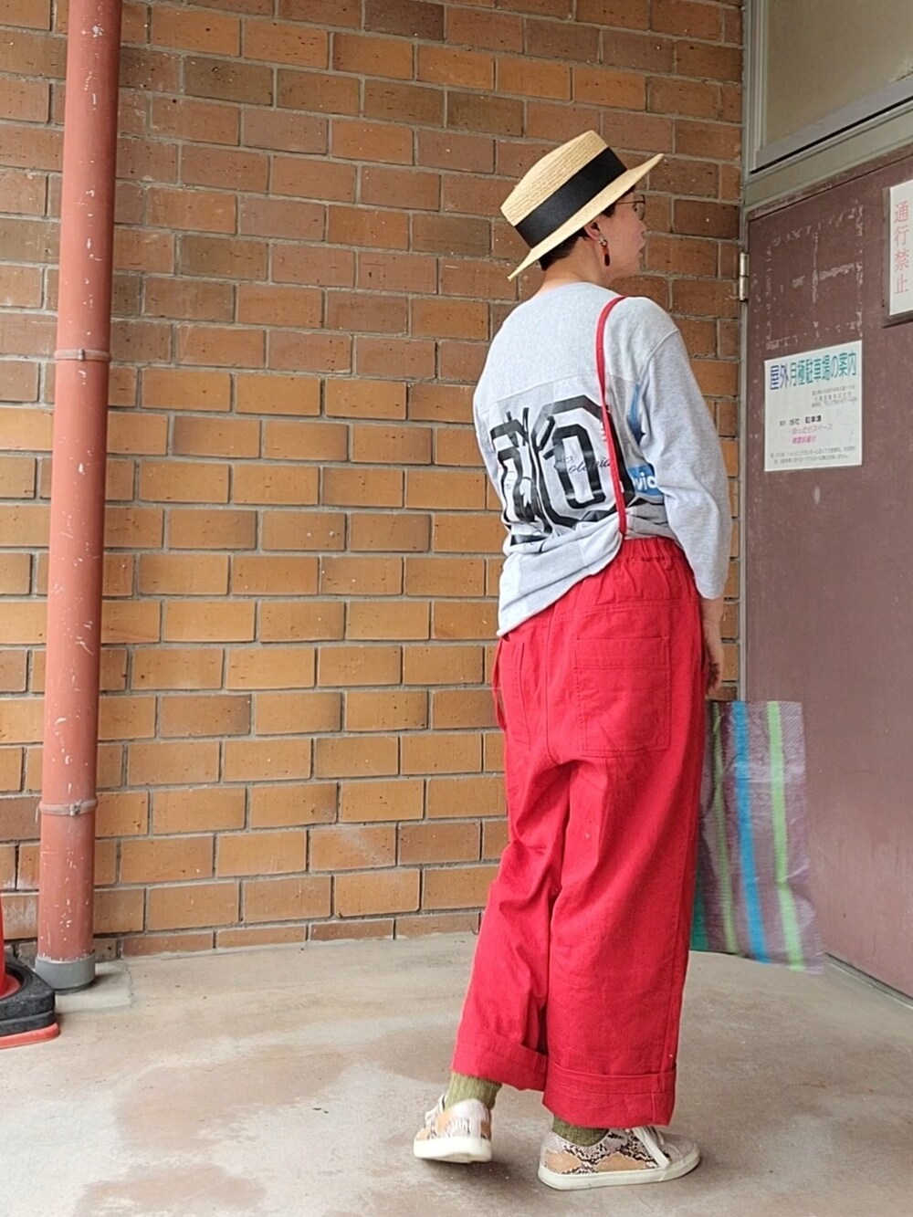 グレー系のTシャツ/カットソー、レッド系のその他パンツ、その他のトートバッグを着用したレディースの春コーディネートの2枚目の写真
