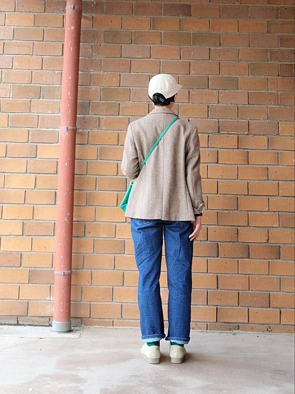 ブラウン系のテーラードジャケット、グリーン系のTシャツ/カットソー、グレー系のTシャツ/カットソーを着用したレディースの冬コーディネートの3枚目の写真