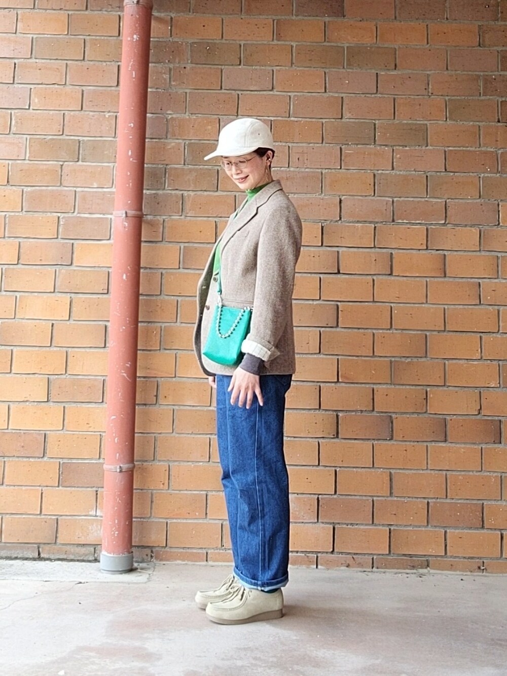 ブラウン系のテーラードジャケット、グリーン系のTシャツ/カットソー、グレー系のTシャツ/カットソーを着用したレディースの冬コーディネートの2枚目の写真