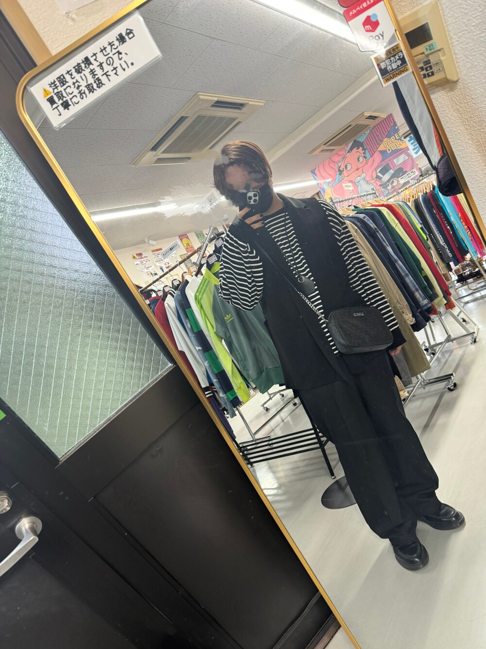 ブラック系のローファー、ブラック系のベスト、ブラック系のTシャツ/カットソーを着用したメンズの春コーディネートの2枚目の写真