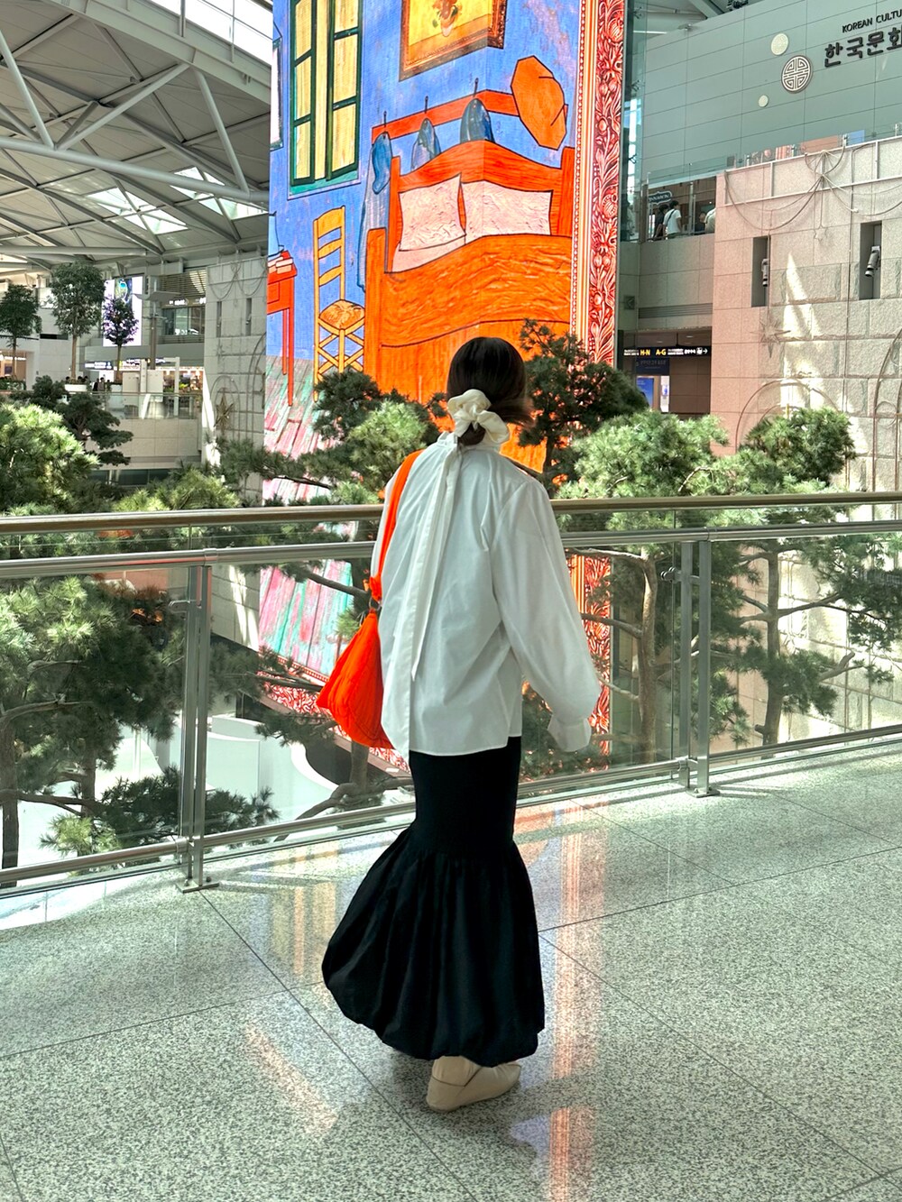 「秋っぽコーデ更新中、秋服コーデ、シンプルコーデ、モノトーンコーデ、きれいめコーディネート、レイヤードスタイル、スカートスタイル、ブラックコーデ、ホワイトシャツ」｜「UN3D.のドッキングバルーンスカート（スカート、ブラック系）」を使った、jijiさん（レディース・160cm）の秋コーディネートの2枚目の写真