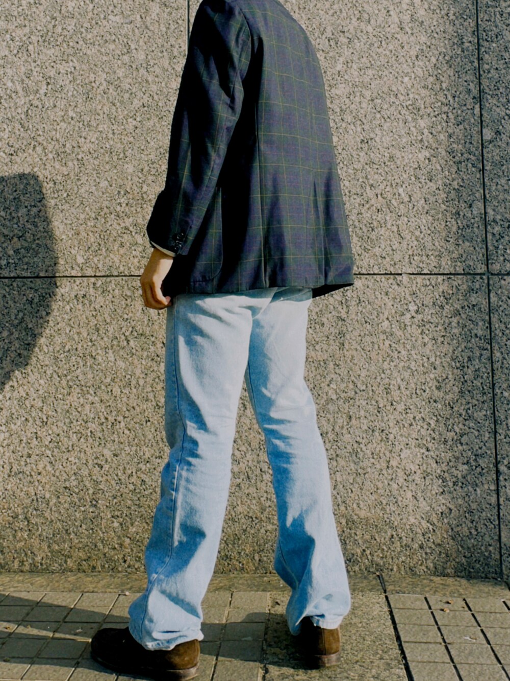 「burberry、Polo Ralph Lauren、テーラードジャケット、フレアデニム、ローファー」｜「BURBERRYのアイテム（テーラードジャケット、グリーン系）」を使った、Mattさん（メンズ・178cm）の冬コーディネートの3枚目の写真