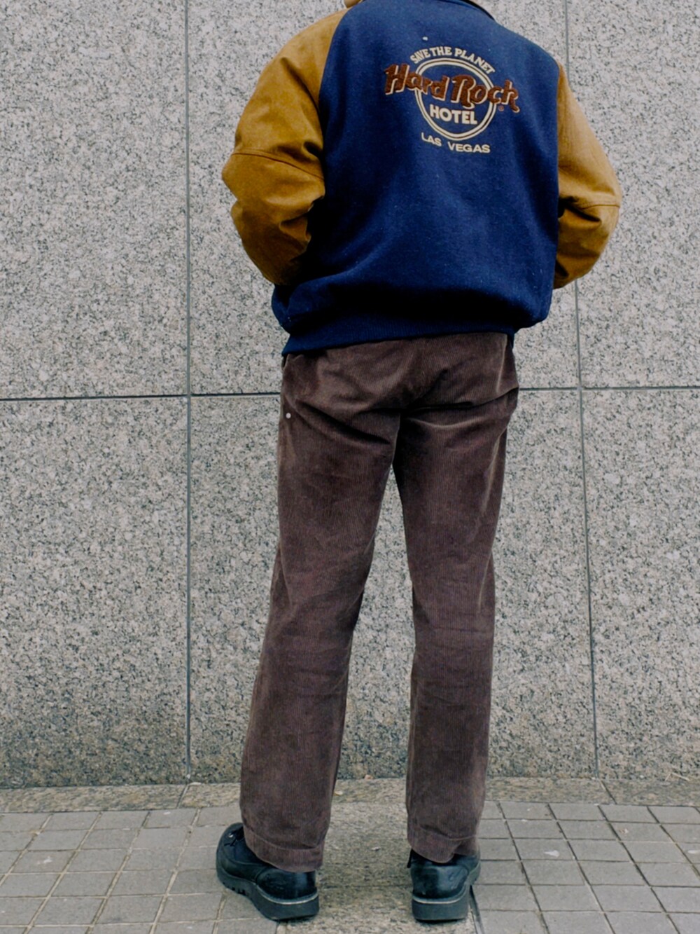 「メンズコーデ、秋冬コーデ、スタジャン、コーデュロイパンツ、タックイン、hardrockcafe、carhartt、nautica、Danner」｜「NAUTICAのアイテム（パンツ、ブラウン系）」を使った、Mattさん（メンズ・178cm）の冬コーディネートの2枚目の写真
