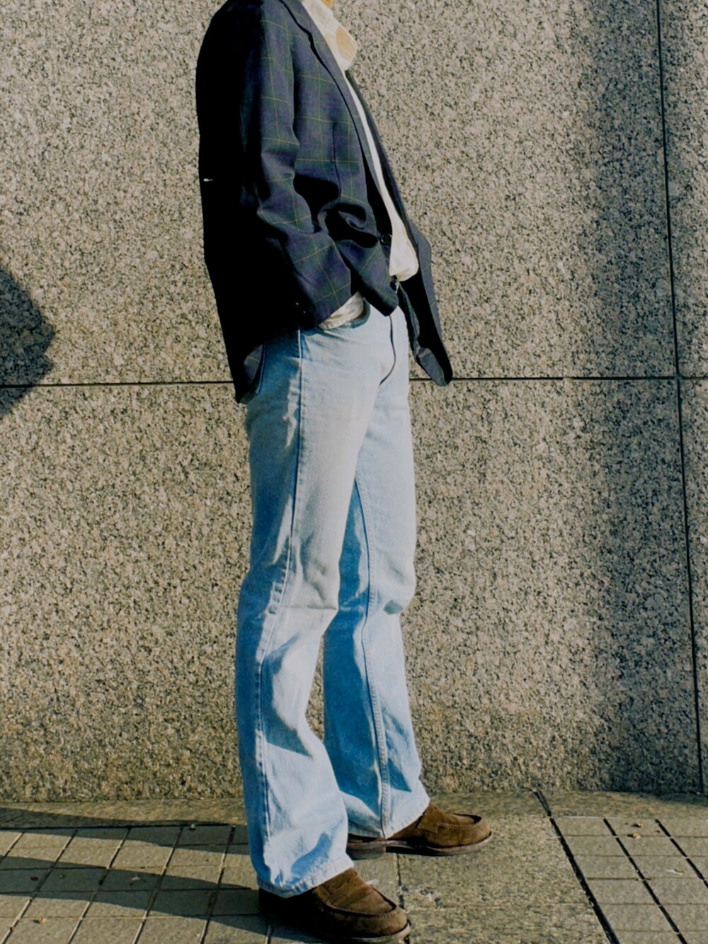 「burberry、Polo Ralph Lauren、テーラードジャケット、フレアデニム、ローファー」｜「BURBERRYのアイテム（テーラードジャケット、グリーン系）」を使った、Mattさん（メンズ・178cm）の冬コーディネートの2枚目の写真