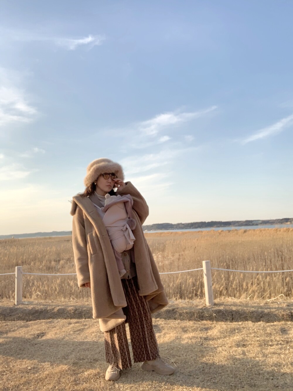 ブラウン系のその他アウター、ブラウン系のパンツを着用したレディースの冬コーディネートの2枚目の写真