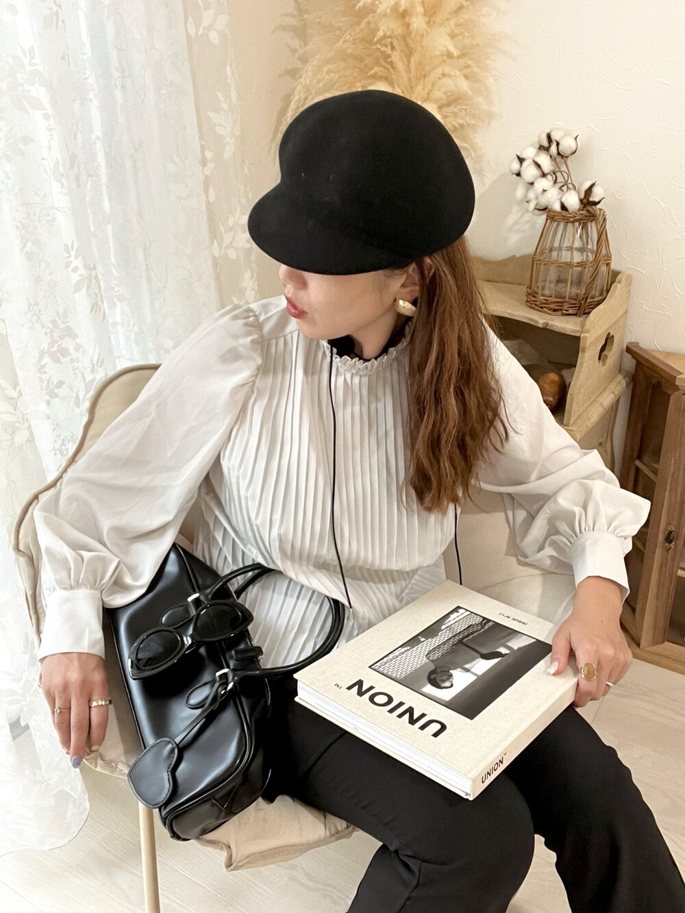 ホワイト系のシャツ/ブラウス、ブラック系のボストンバッグを着用したレディースの冬コーディネートの3枚目の写真