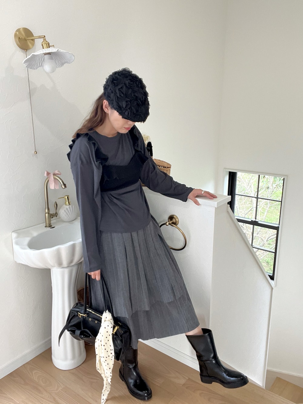 ブラック系のボストンバッグ、グレー系のTシャツ/カットソー、ブラック系のハンチング/ベレー帽を着用したレディースの秋コーディネートの3枚目の写真