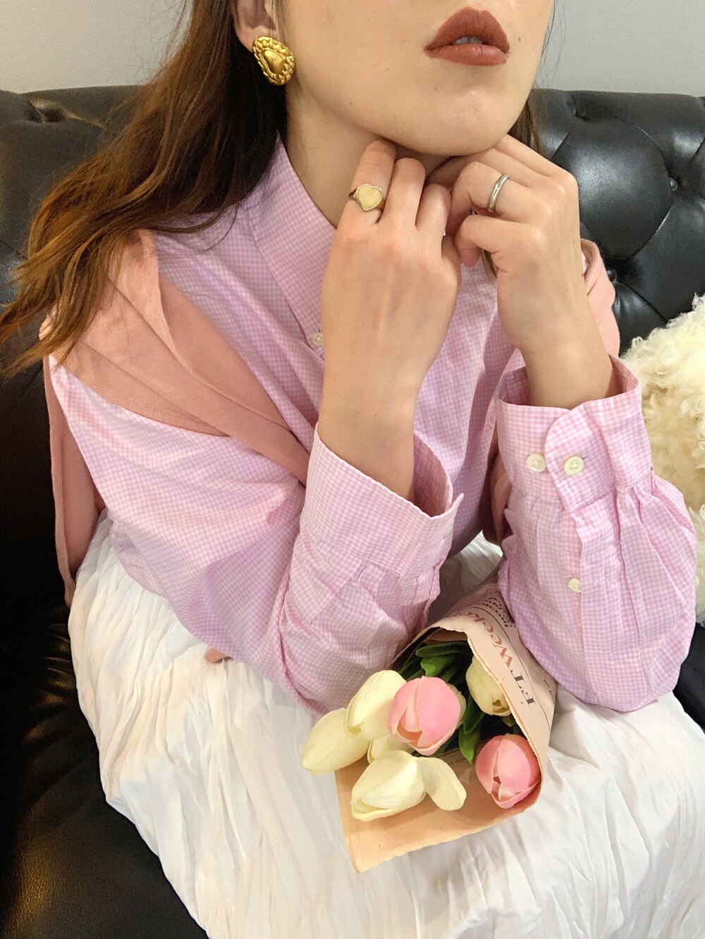 ホワイト系のスカートを着用したレディースの春コーディネートの5枚目の写真