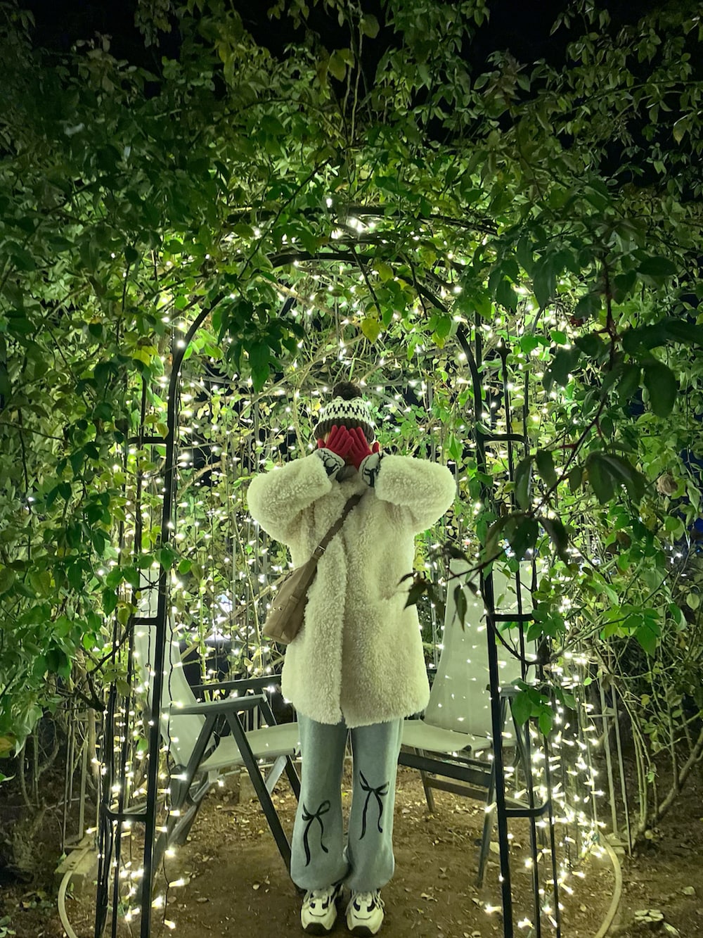 ブラウン系のトートバッグを着用したレディースの冬コーディネートの2枚目の写真