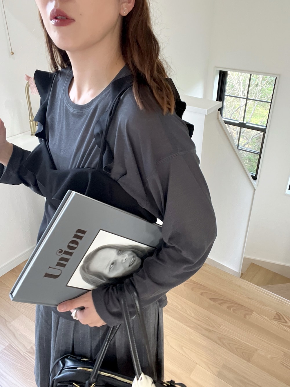 ブラック系のボストンバッグ、グレー系のTシャツ/カットソー、ブラック系のハンチング/ベレー帽を着用したレディースの秋コーディネートの4枚目の写真