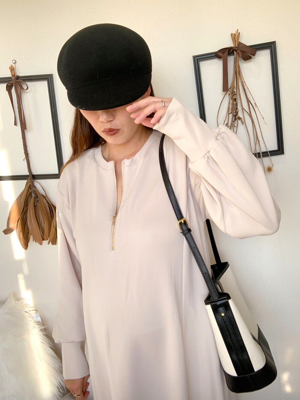 ブラック系のパンプス、ブラック系のトートバッグ、ホワイト系のワンピースを着用したレディースの秋コーディネートの3枚目の写真