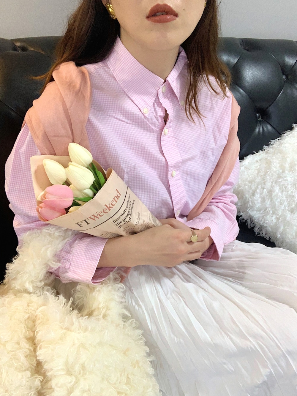 ホワイト系のスカートを着用したレディースの春コーディネートの4枚目の写真