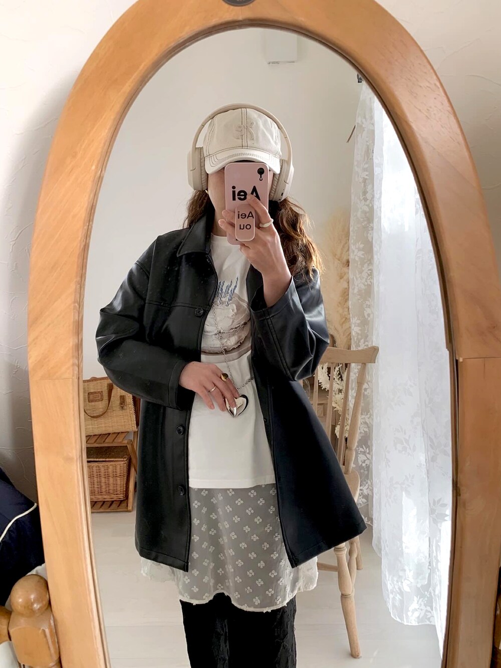 ブラウン系のボストンバッグ、ブラウン系のトレンチコート、ブラック系のパンプスを着用したレディースの春コーディネートの2枚目の写真