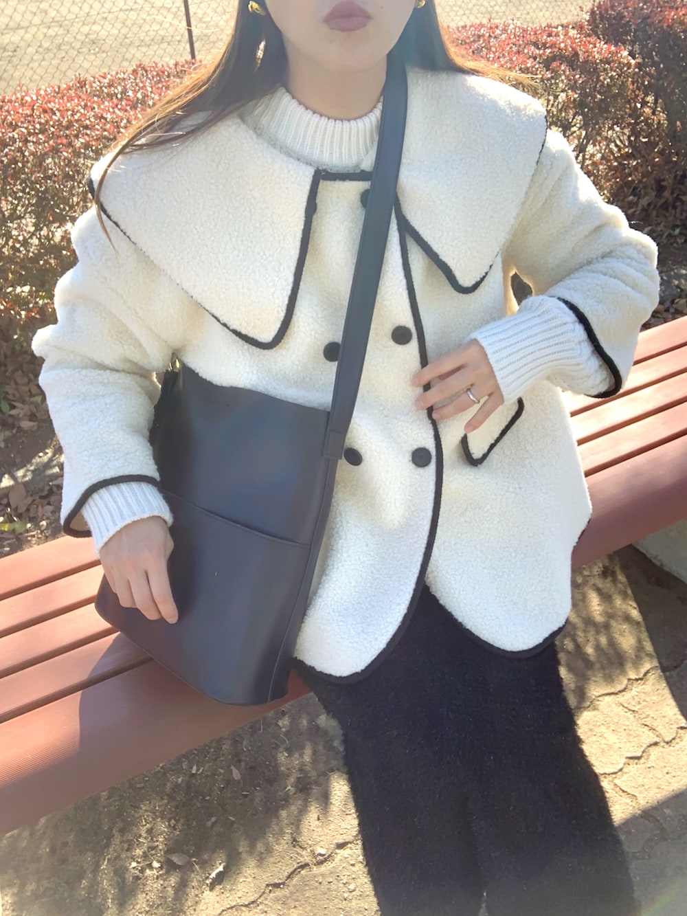 ブラック系のトートバッグ、ブラック系のスカート、ベージュ系のキャスケットを着用したレディースの冬コーディネートの5枚目の写真