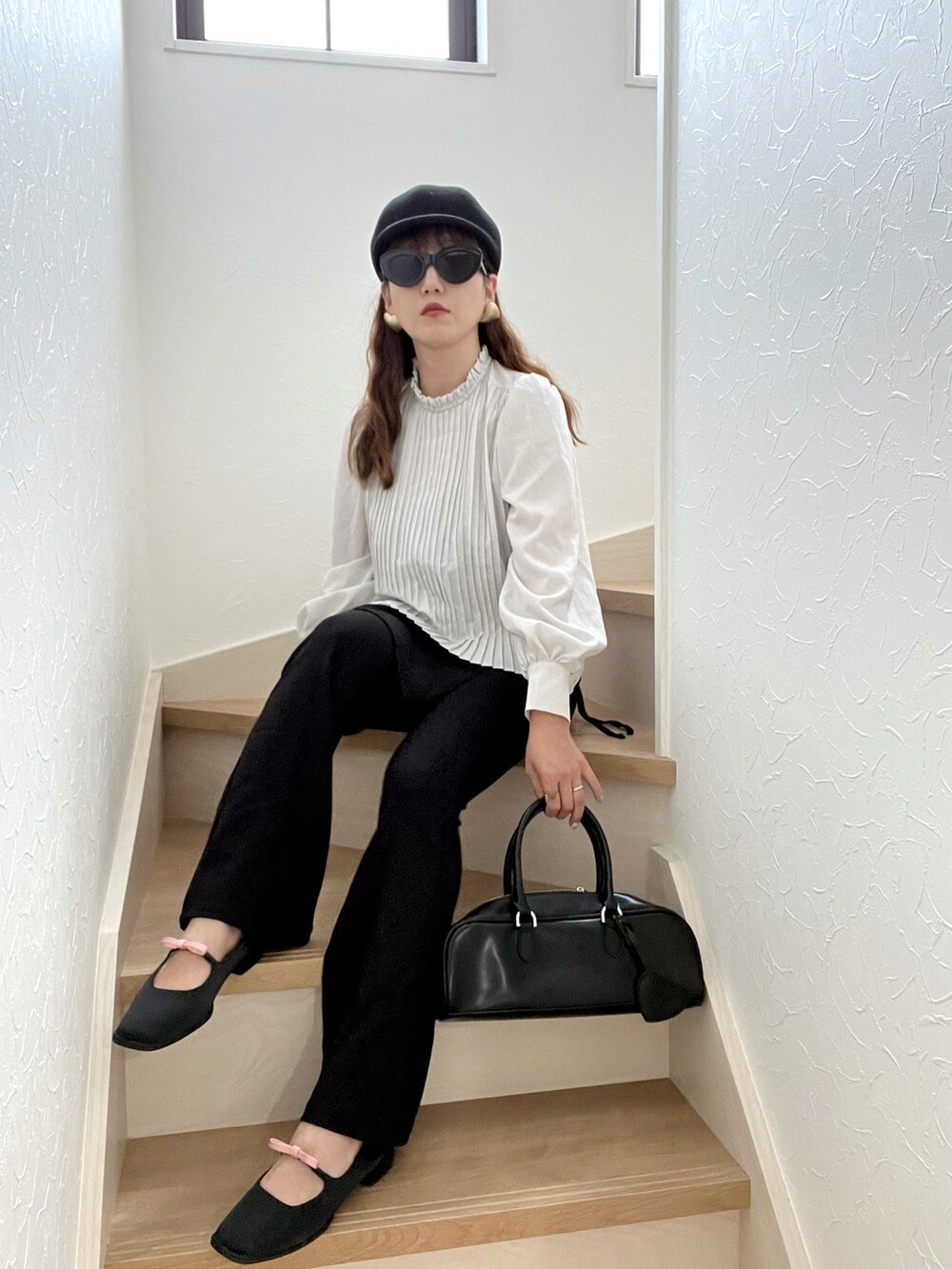 ホワイト系のシャツ/ブラウス、ブラック系のボストンバッグを着用したレディースの冬コーディネートの2枚目の写真