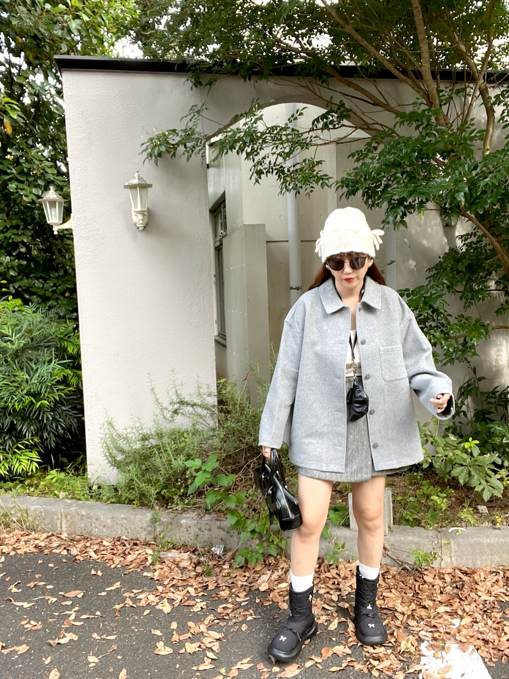 グレー系のジャケット/アウター、ブラック系のボストンバッグを着用したレディースの秋コーディネートの3枚目の写真