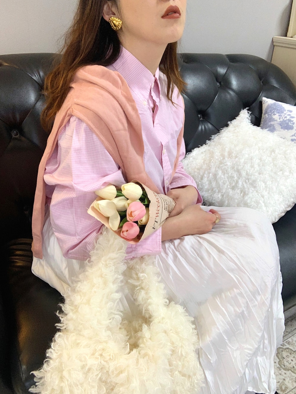 ホワイト系のスカートを着用したレディースの春コーディネートの3枚目の写真