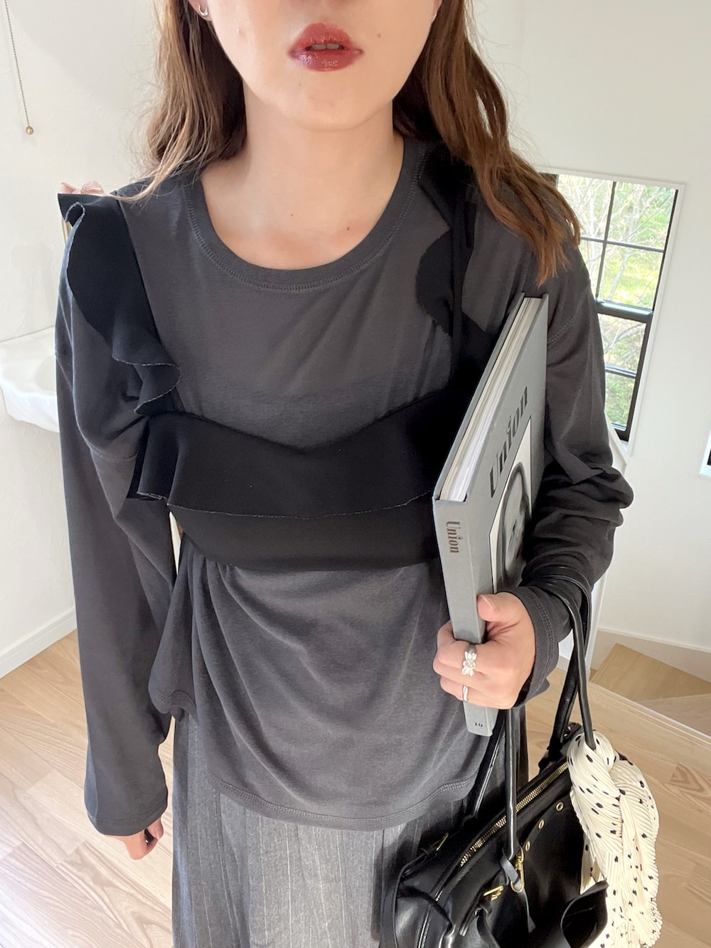 ブラック系のボストンバッグ、グレー系のTシャツ/カットソー、ブラック系のハンチング/ベレー帽を着用したレディースの秋コーディネートの5枚目の写真