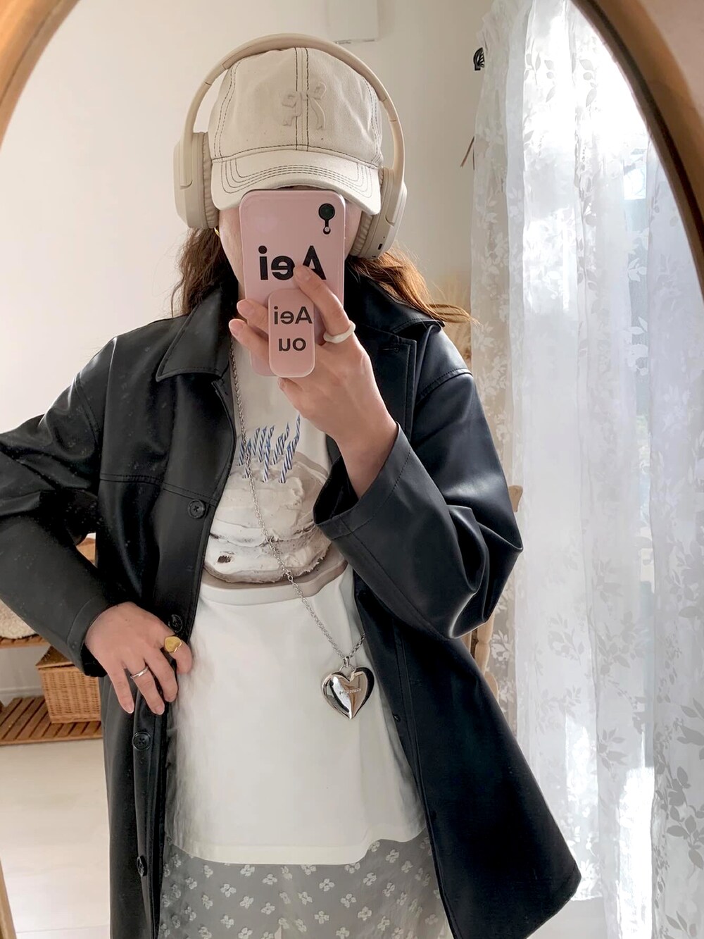 ブラウン系のボストンバッグ、ブラウン系のトレンチコート、ブラック系のパンプスを着用したレディースの春コーディネートの4枚目の写真