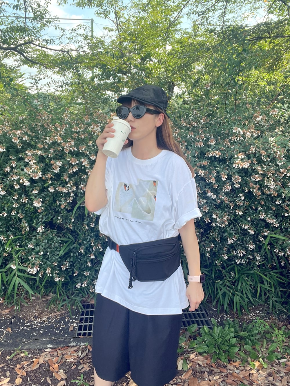 ホワイト系のTシャツ/カットソー、ブラック系のボディバッグ/ウエストポーチを着用したレディースの夏コーディネートの3枚目の写真