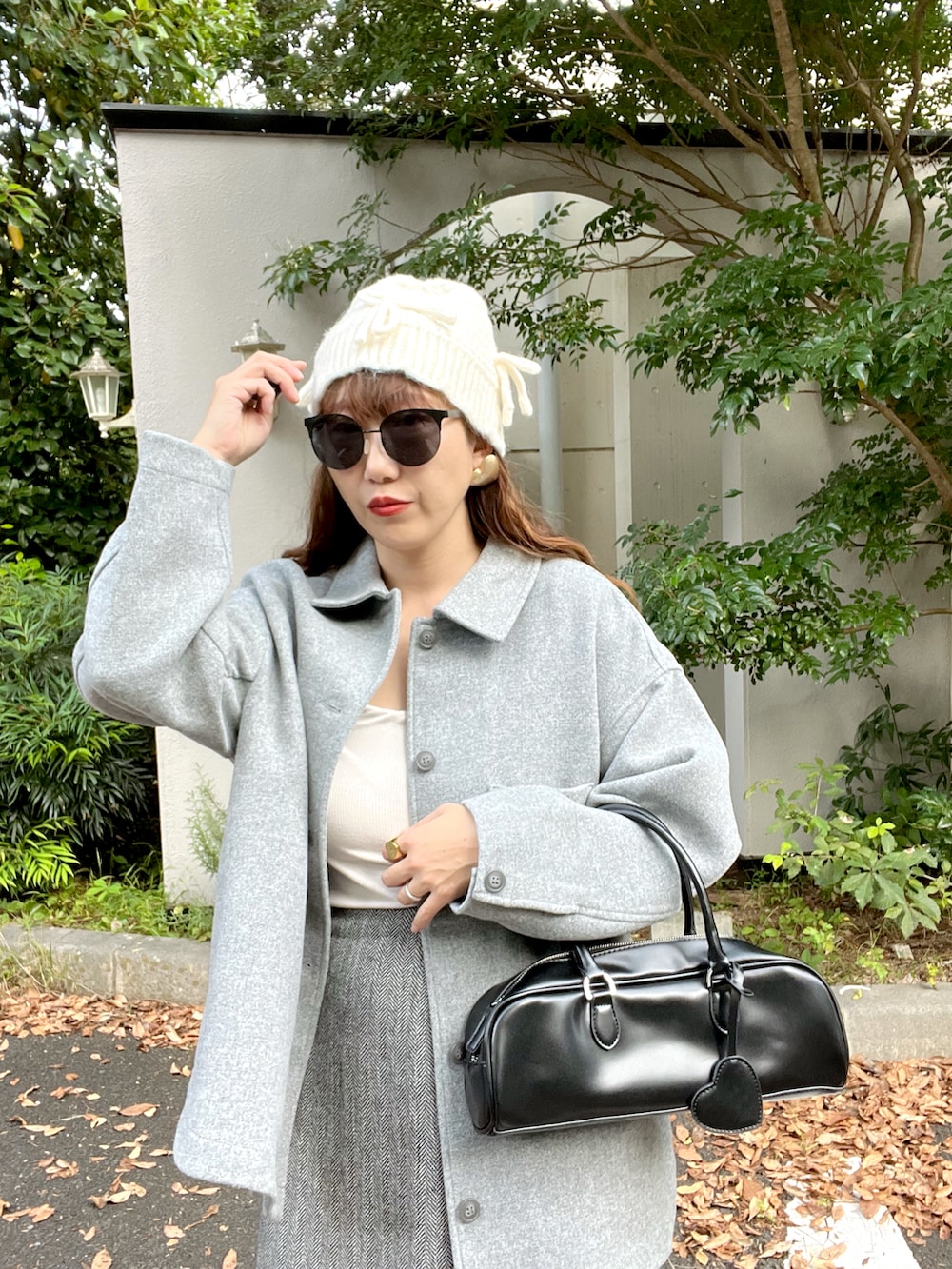 グレー系のジャケット/アウター、ブラック系のボストンバッグを着用したレディースの秋コーディネートの5枚目の写真