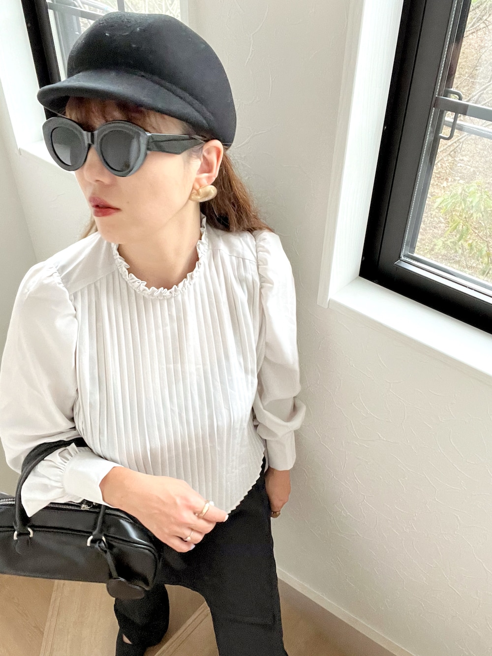 ホワイト系のシャツ/ブラウス、ブラック系のボストンバッグを着用したレディースの冬コーディネートの5枚目の写真