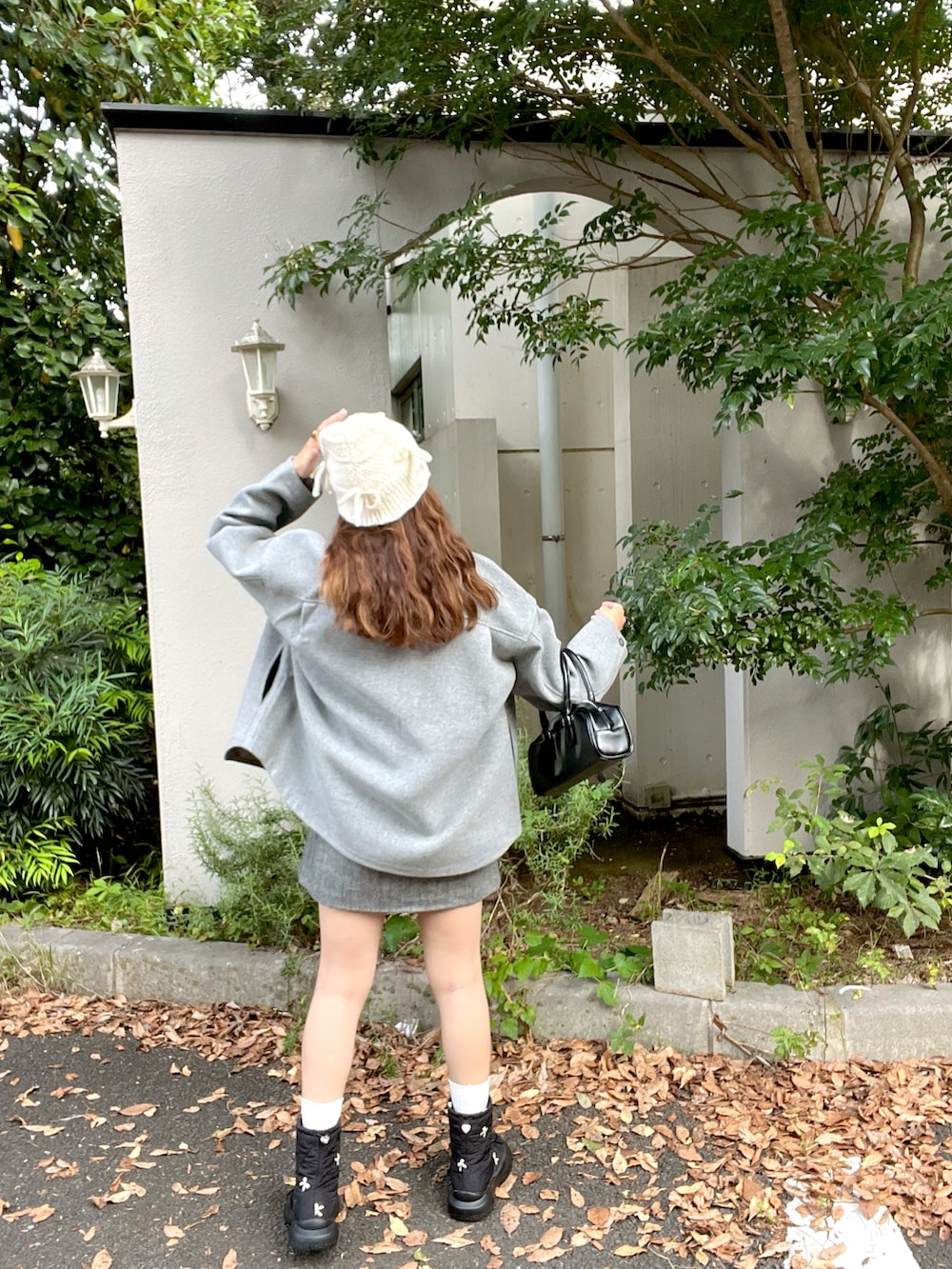 グレー系のジャケット/アウター、ブラック系のボストンバッグを着用したレディースの秋コーディネートの4枚目の写真