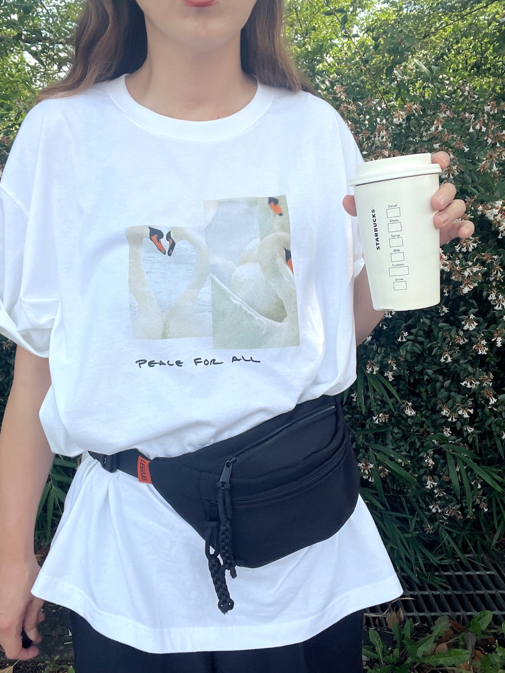 ホワイト系のTシャツ/カットソー、ブラック系のボディバッグ/ウエストポーチを着用したレディースの夏コーディネートの5枚目の写真