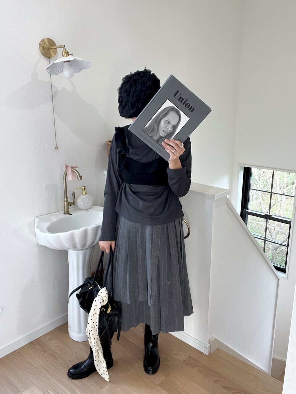 ブラック系のボストンバッグ、グレー系のTシャツ/カットソー、ブラック系のハンチング/ベレー帽を着用したレディースの秋コーディネートの2枚目の写真