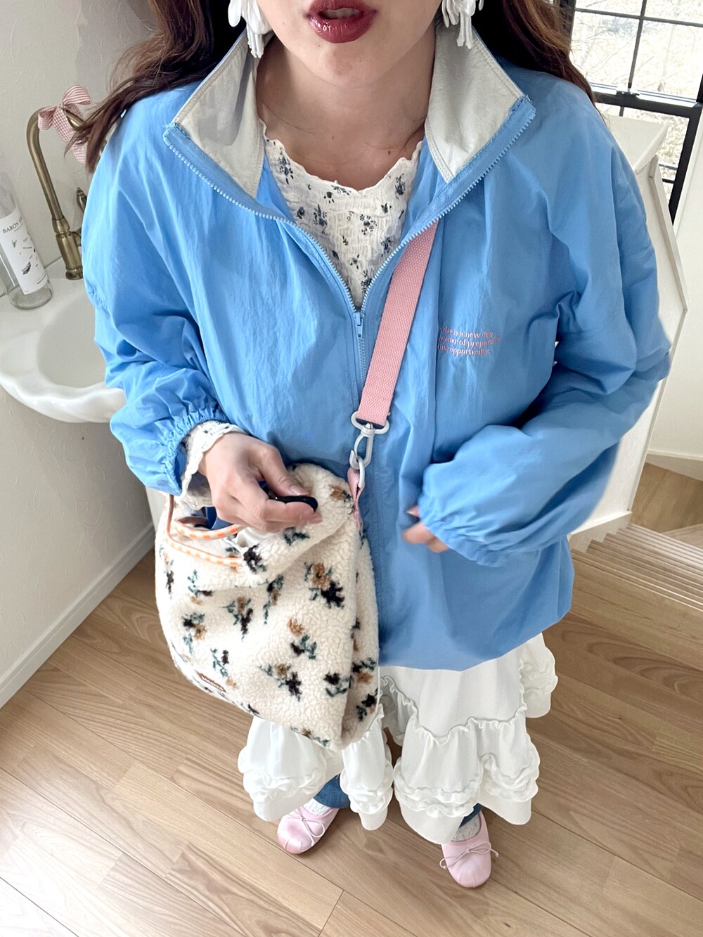 ブルー系のその他トップス、ホワイト系のショルダーバッグを着用したレディースの夏コーディネートの5枚目の写真