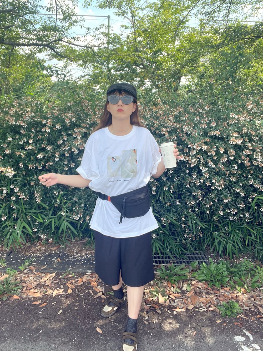 ホワイト系のTシャツ/カットソー、ブラック系のボディバッグ/ウエストポーチを着用したレディースの夏コーディネートの2枚目の写真